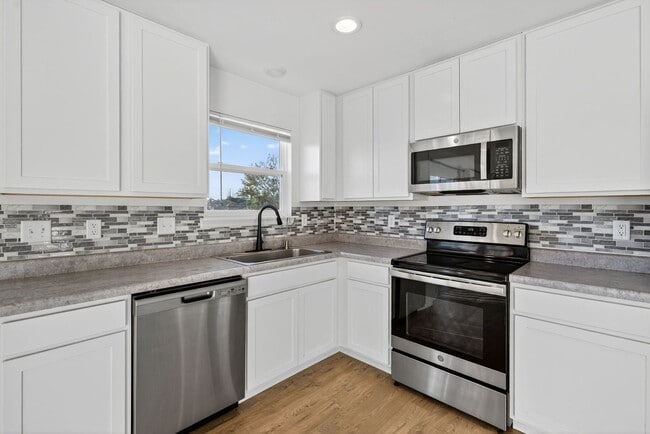 Building Photo - Modern 2-Bedroom Townhome