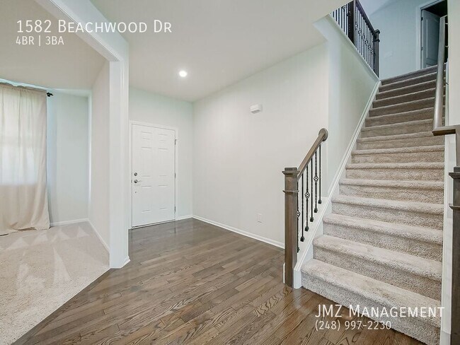 Building Photo - 1582 Beachwood Dr