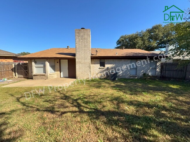 Building Photo - Charming 3BR Home for Lease with Spacious Backyard in Fort Worth