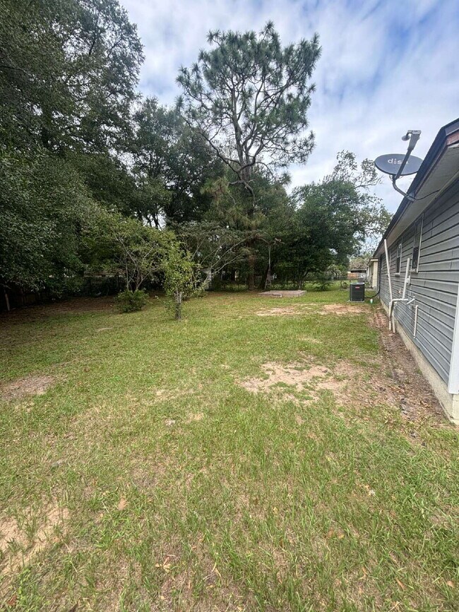Building Photo - Spacious 3 Bedroom/2 Bath House! Great Location!