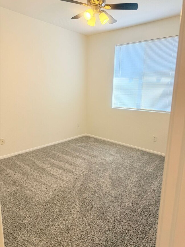 Building Photo - 3 bed 2 car garage condo for rent in Murrieta