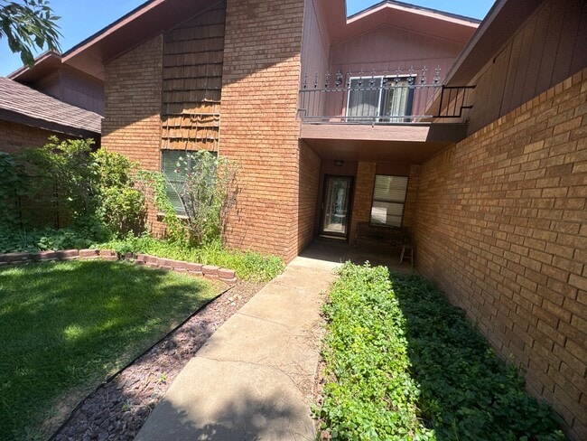 Building Photo - Two-story, four-bedroom, three-bathroom ho...