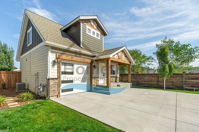 Building Photo - 2 Bedroom 2 Bath Home with Attached Garage...