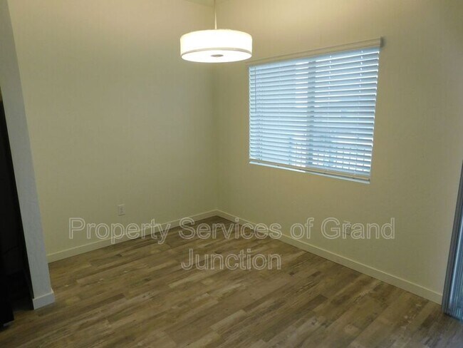 Building Photo - 668 Brookwillow Dr