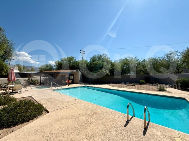 Building Photo - 3402 N Richland Dr