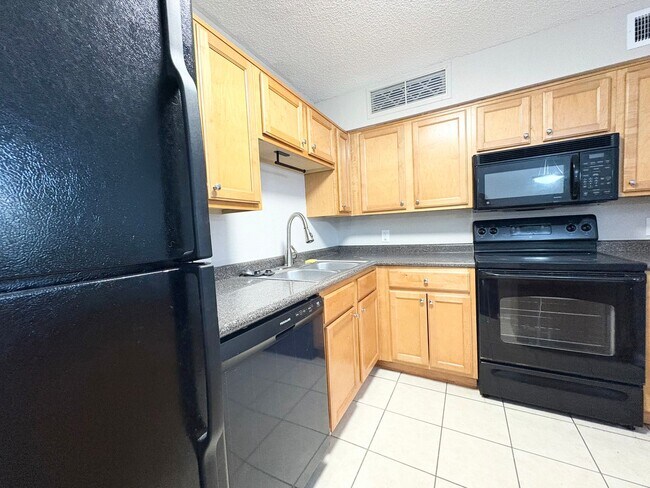 Building Photo - Beautiful 1/1 Condo in Altamonte Springs ~ Gated Lakefront Community!