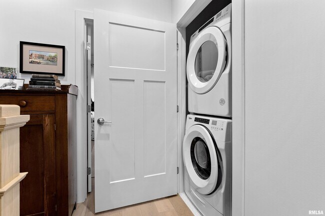 Building Photo - 824 W Moss Ave