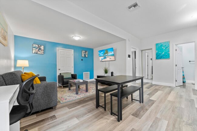 Building Photo - 727 Hampton Rd