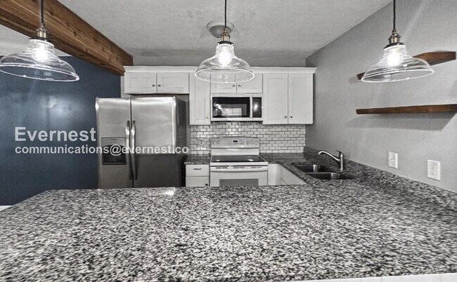 Building Photo - 1 Bed/1 Bath Condo with Off-Street Parking / Pet-Friendly / Vouchers Accepted / Available Now!