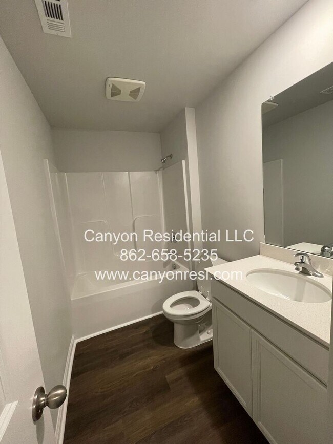 Building Photo - Great Location near everything, beautirul 4 Br 2 Bath