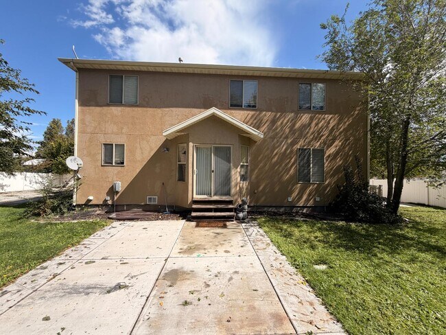 Building Photo - 4077 S Clipper St