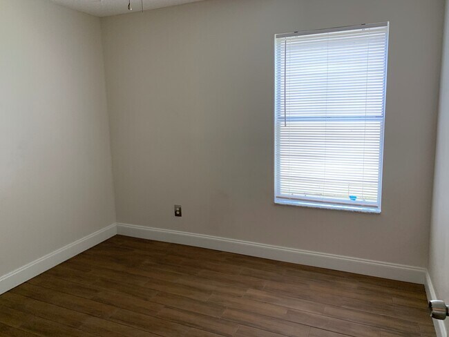 Building Photo - 3 Bedroom Remodeled Home in Surrey Ridge