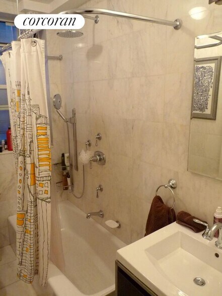 Building Photo - 240 W 98th St