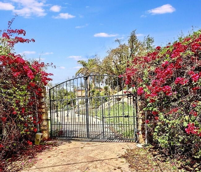 Building Photo - 3 Bed & 2.5 Bath House in Fallbrook, CA / ...