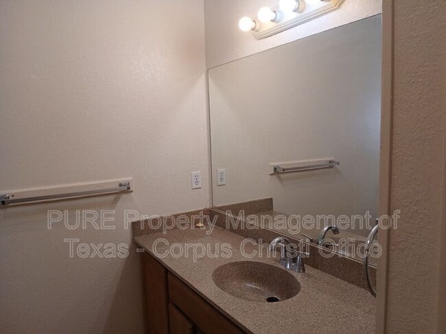 Building Photo - 2255 Lombardy Dr