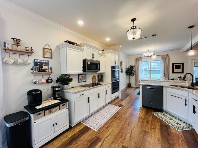 Building Photo - Georgous Large Open Floor Plan Home with Easy Commute to Nashville