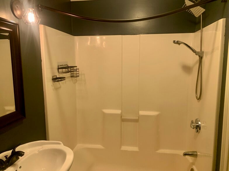 Full bathroom 2nd picture - 396 Washington St