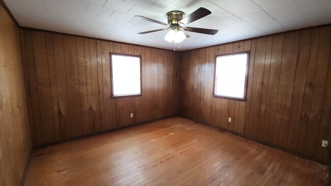 Building Photo - 605 N Front St