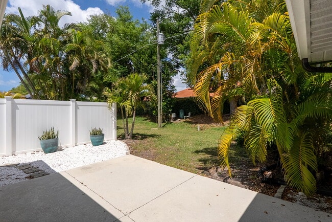 Building Photo - 153 Hourglass Dr