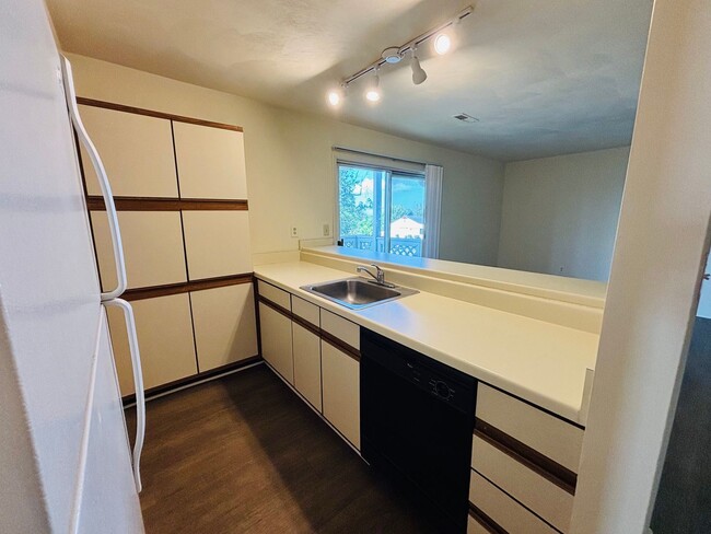 Building Photo - 824 Cascade Ct