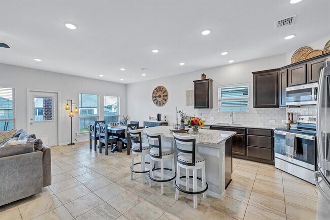 Building Photo - 717 Friar Tuck Dr
