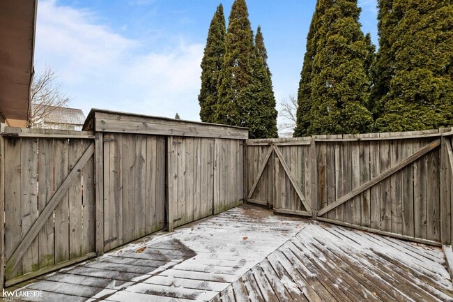 Building Photo - 8439 Hickory Dr