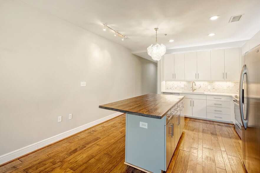 Building Photo - 333 W Trade St