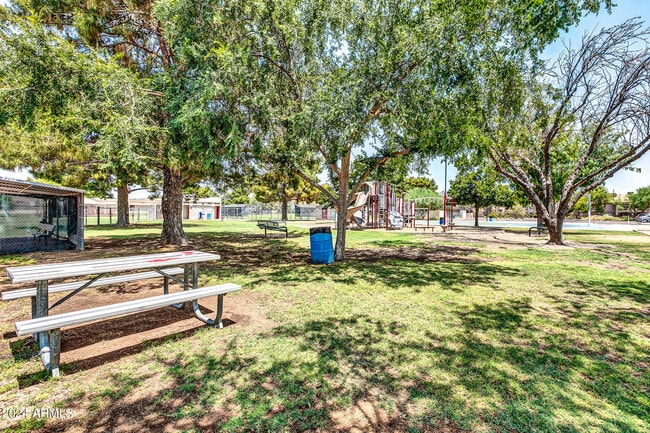 Building Photo - 8889 E Meadow Hill Dr