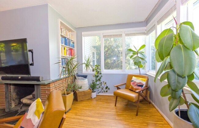 Building Photo - 1027 W 29th Ave