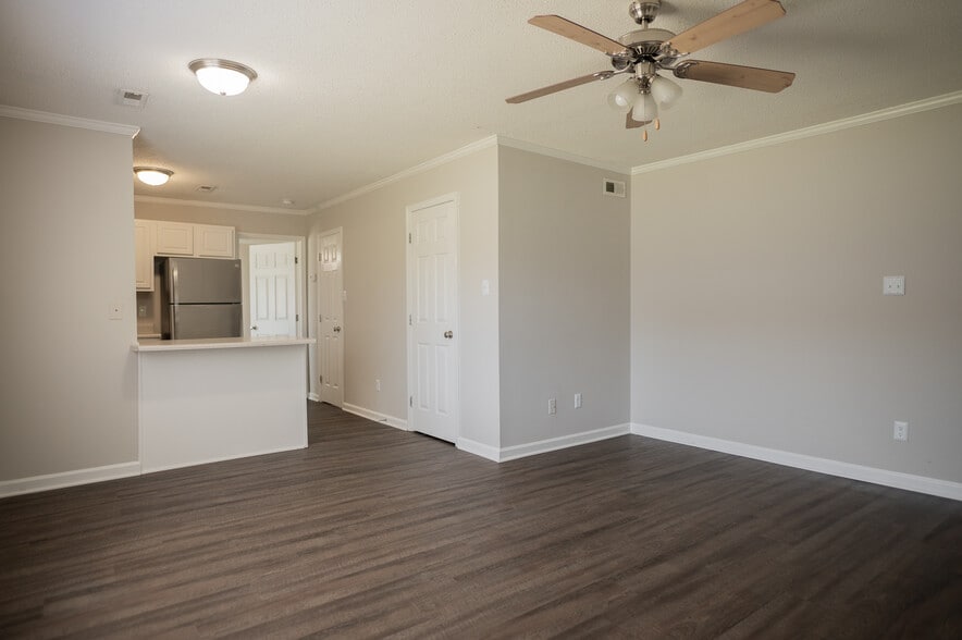 Building Photo - Amora West