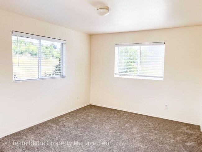 Building Photo - Beautiful 4 bedroom 3 bath townhouse w/att...