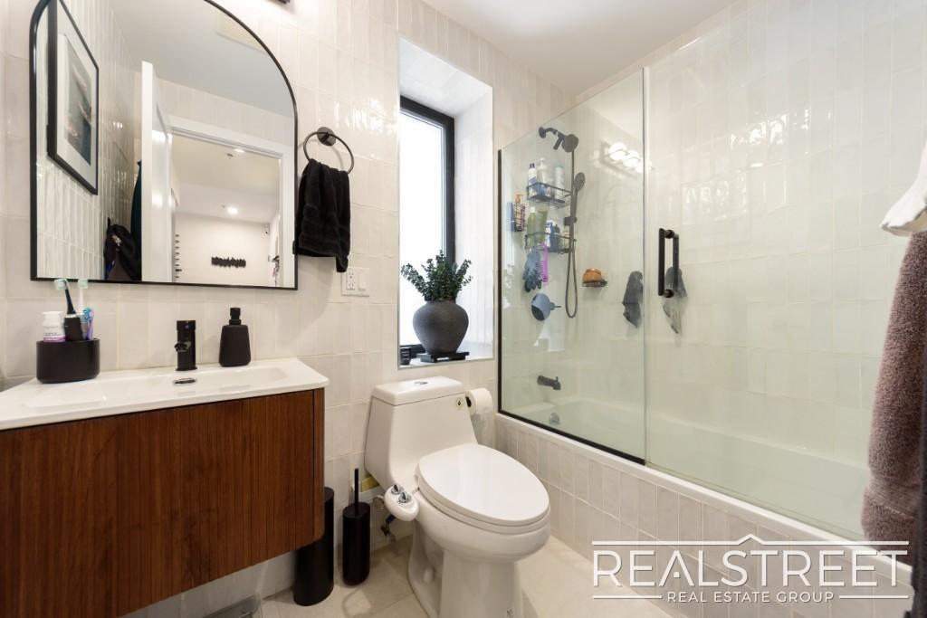 Building Photo - Brand New 2 bed with in unit WD Shared Roof and more!