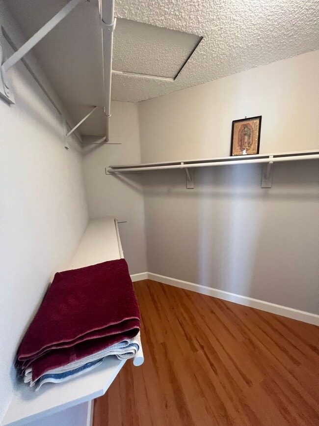 Building Photo - West Ventura - Gorgeous updated three bedroom, 2.5 bath home in Brock Hills