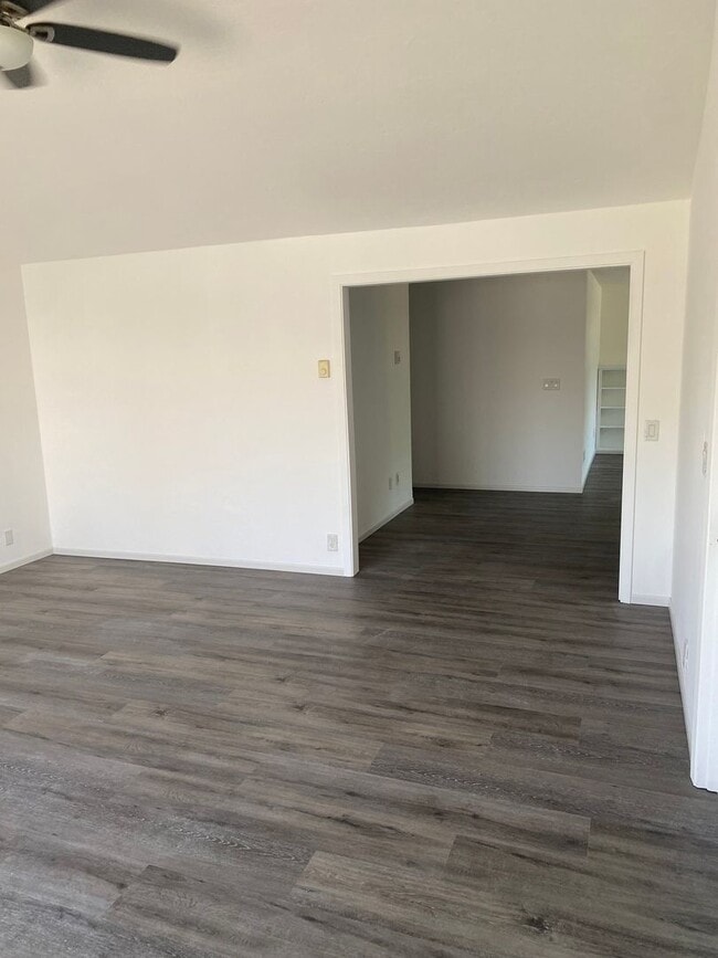 Building Photo - Great Single level home close to all your ...