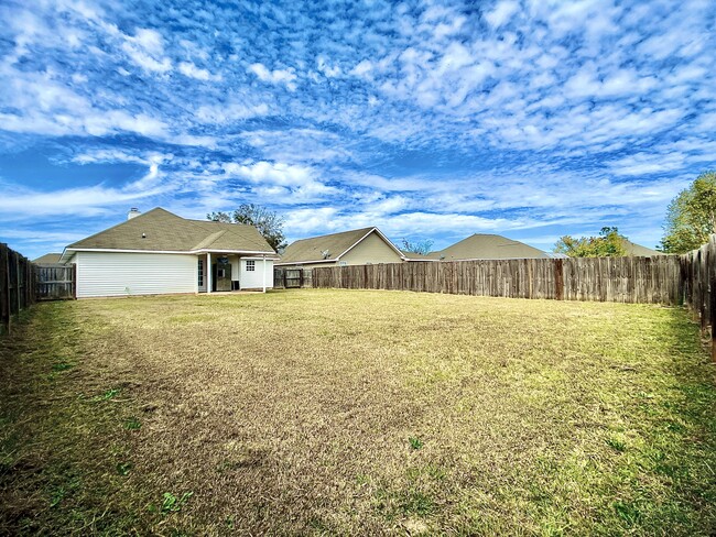 Building Photo - 231 Summerstone Bend