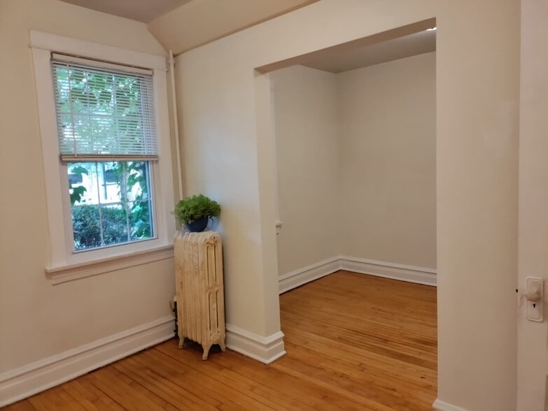 Bedroom 2 - view 1 - 531 S Lombard Ave