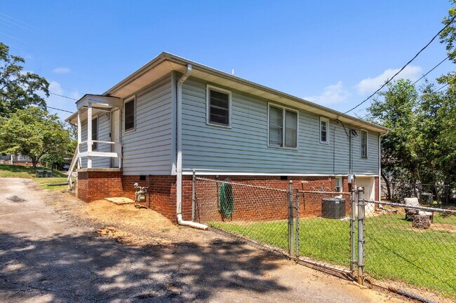 Building Photo - Quaint 3-Bed, 2-Bath Home in Greer – Cozy ...