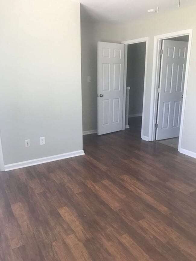 Building Photo - 3 Bedroom End Unit Townhome!