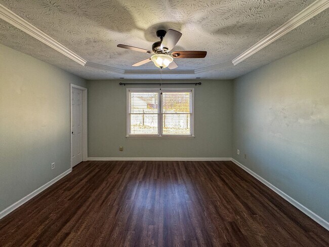 Building Photo - Charming 3 Bed 2 Bath Home with Fenced Backyard