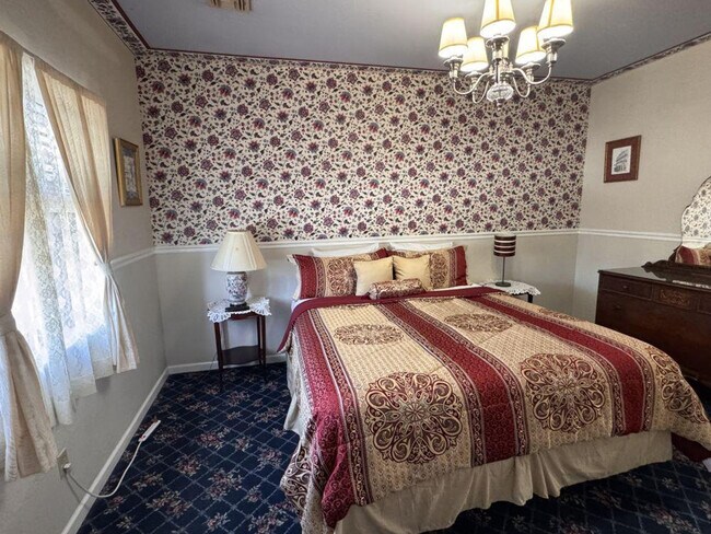 Building Photo - 300 Main St