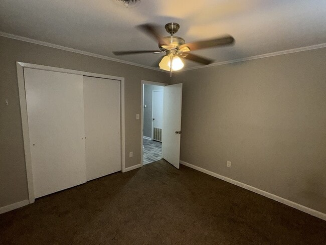 Building Photo - 827 Briarwood Dr