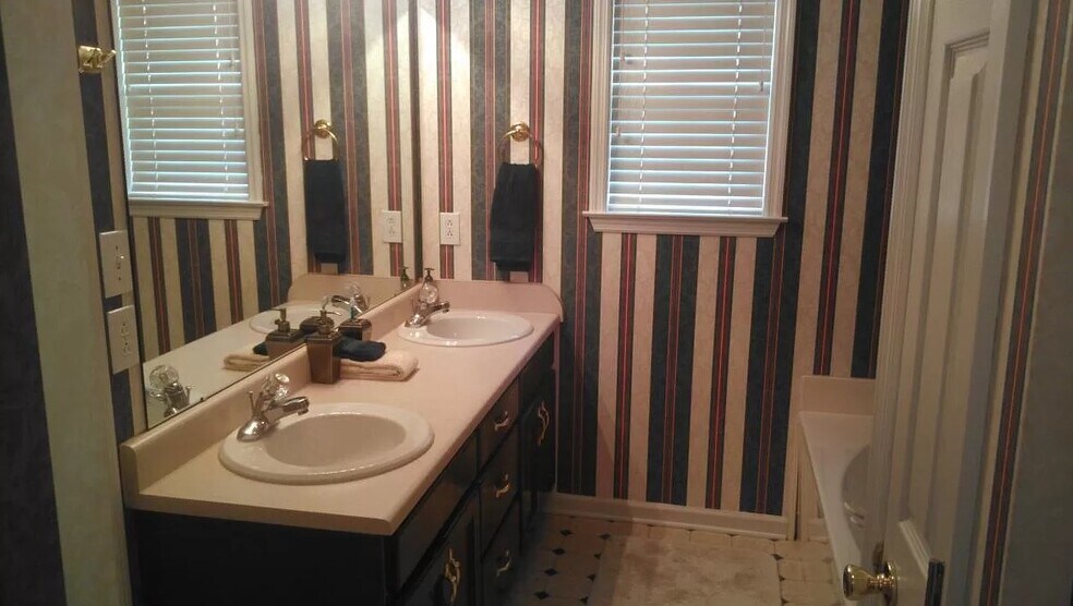 Building Photo - 813 Halstead Ct SE