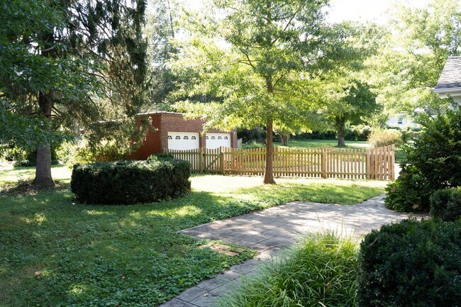 Building Photo - 3 Bedroom Home Located Near UVA