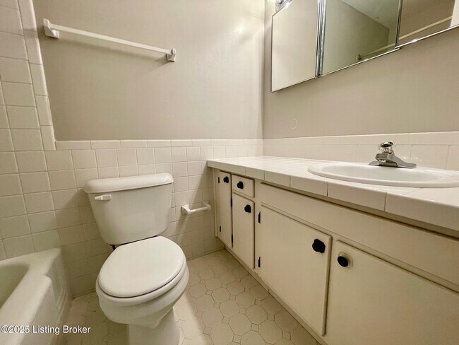 Building Photo - 2421 Ridgeview Ave