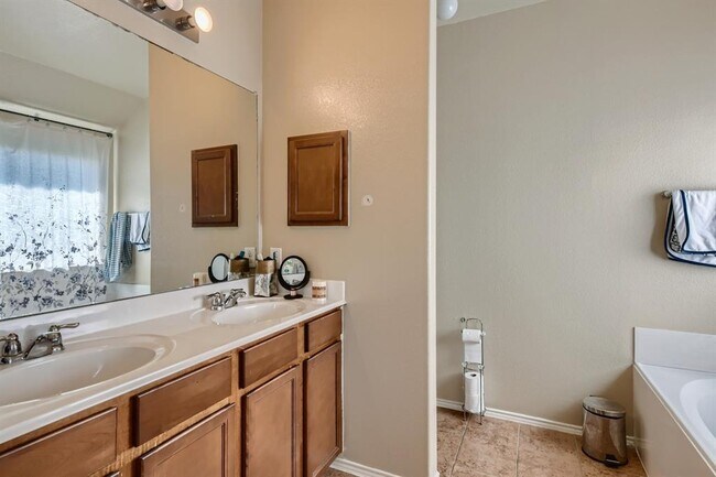 Building Photo - 1629 Kings Glen Ln