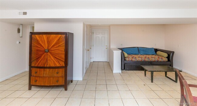 Building Photo - 24 Crescent Dr