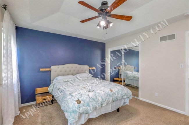 Building Photo - Beautiful 3 Bed 2.5 Bath Raised Ranch in L...