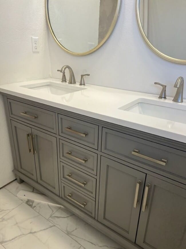 Building Photo - 4 BEDROOM HOME IN SKYWAY!!