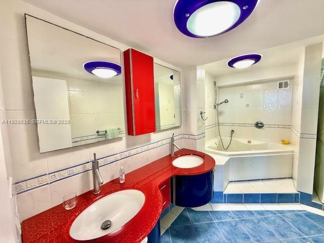 Building Photo - 1833 S Ocean Dr