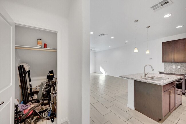 Building Photo - 3 Bedroom 2.5 Bath Townhome in Tuscany!